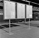 824809 Afbeelding van de vertrektijdenborden in de nieuwe, gele huisstijl op het perron van het N.S.-station Zwolle.